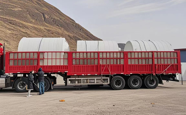 庄浪塑料桶装车完毕准备运输中