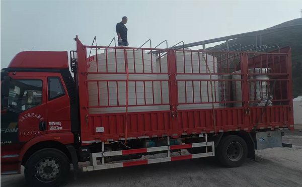 庄浪立式运输桶安排发货现场